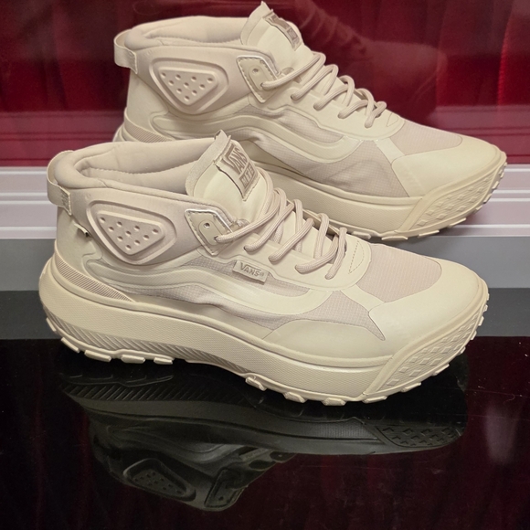 Vans MTE Crosspath Mid Cream Men’s 8.5 / Women’s 10 New